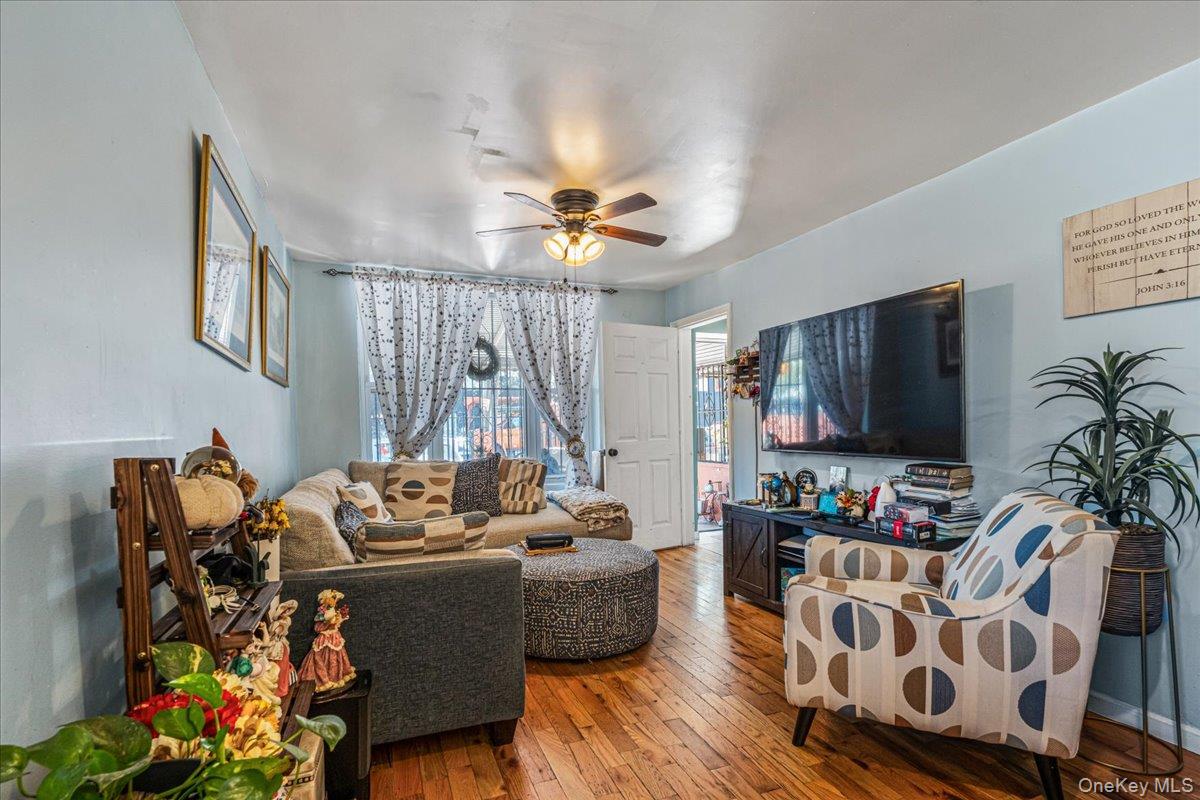 708 Snediker Avenue Property Photo 6