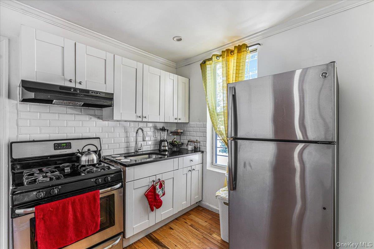 708 Snediker Avenue Property Photo 20