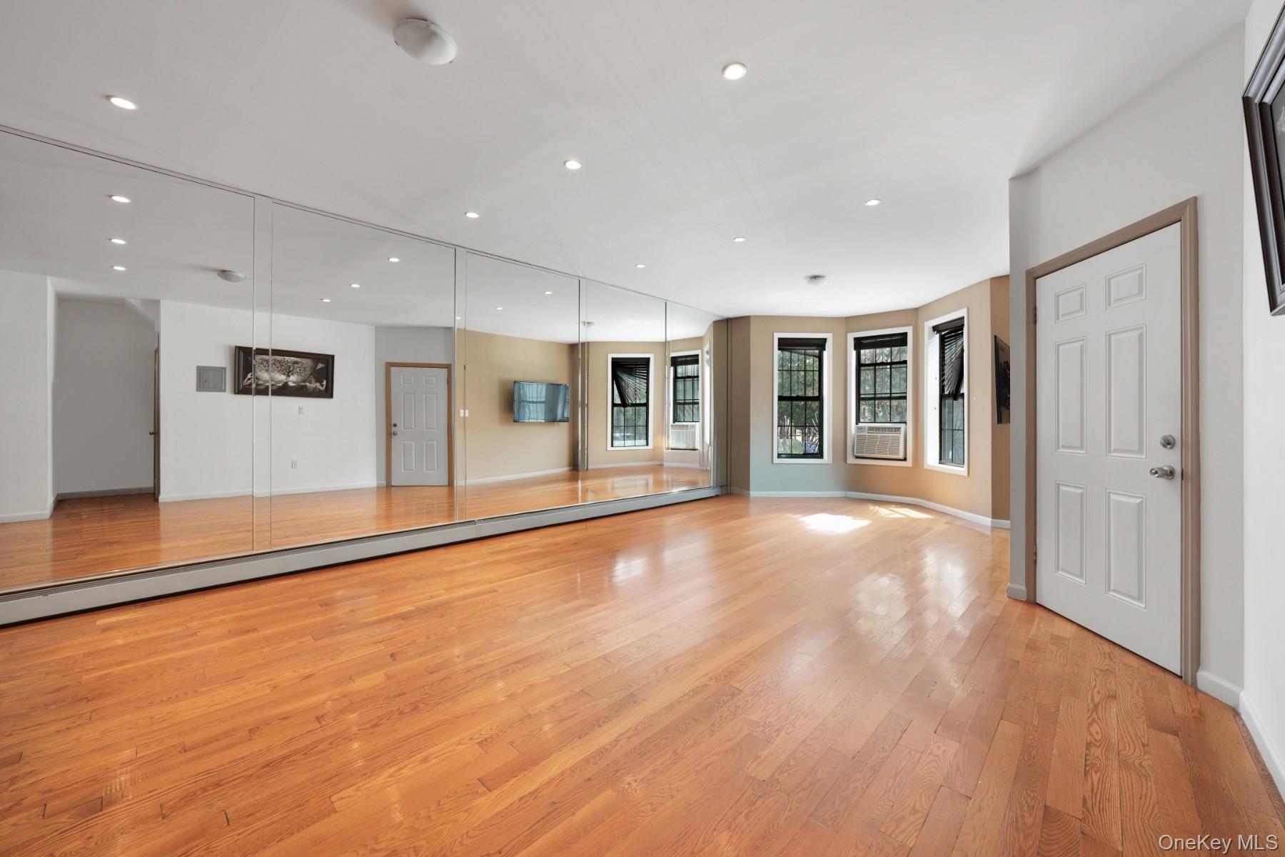 479 Bainbridge Street Property Photo 4