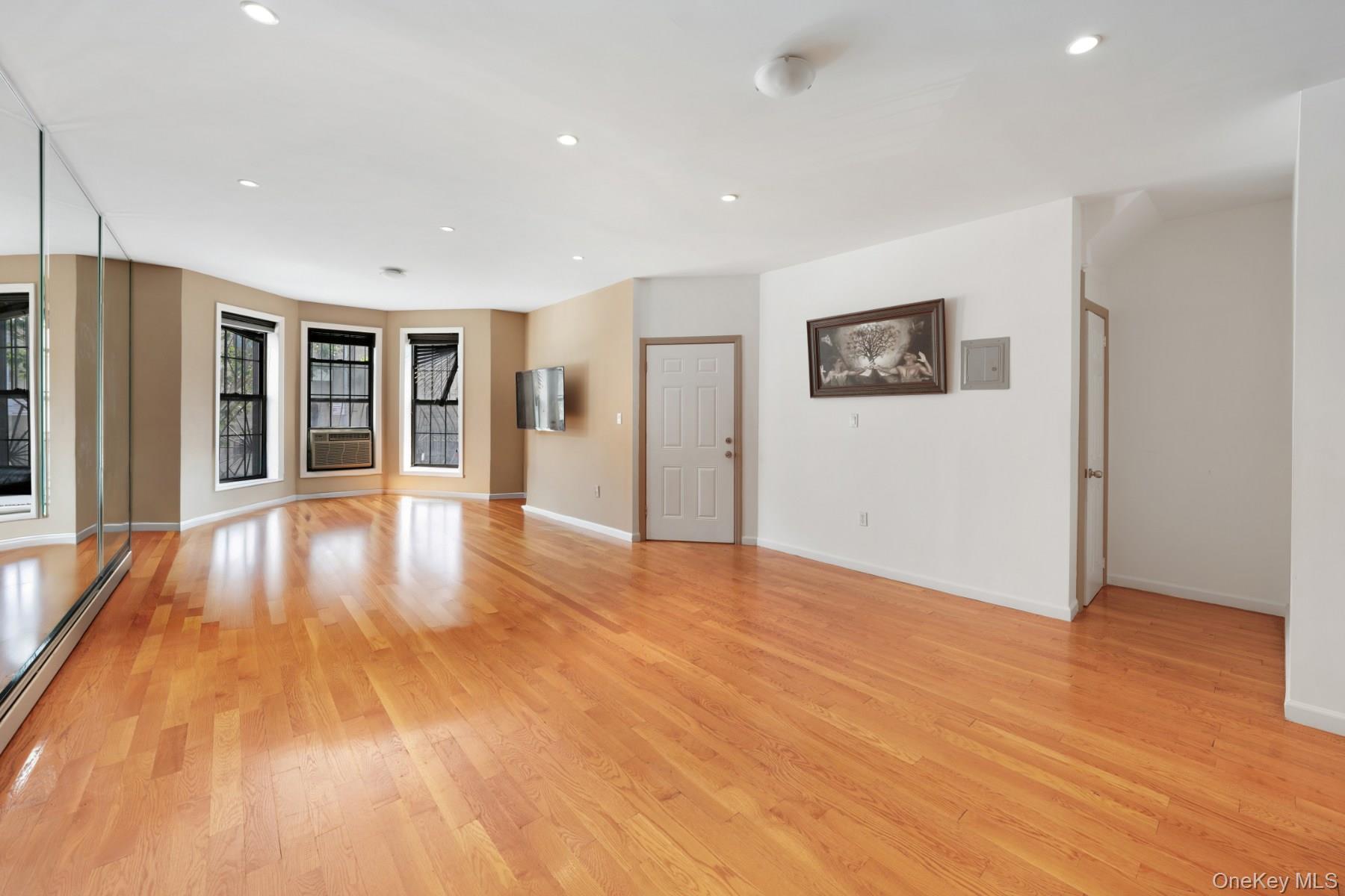 479 Bainbridge Street Property Photo 5