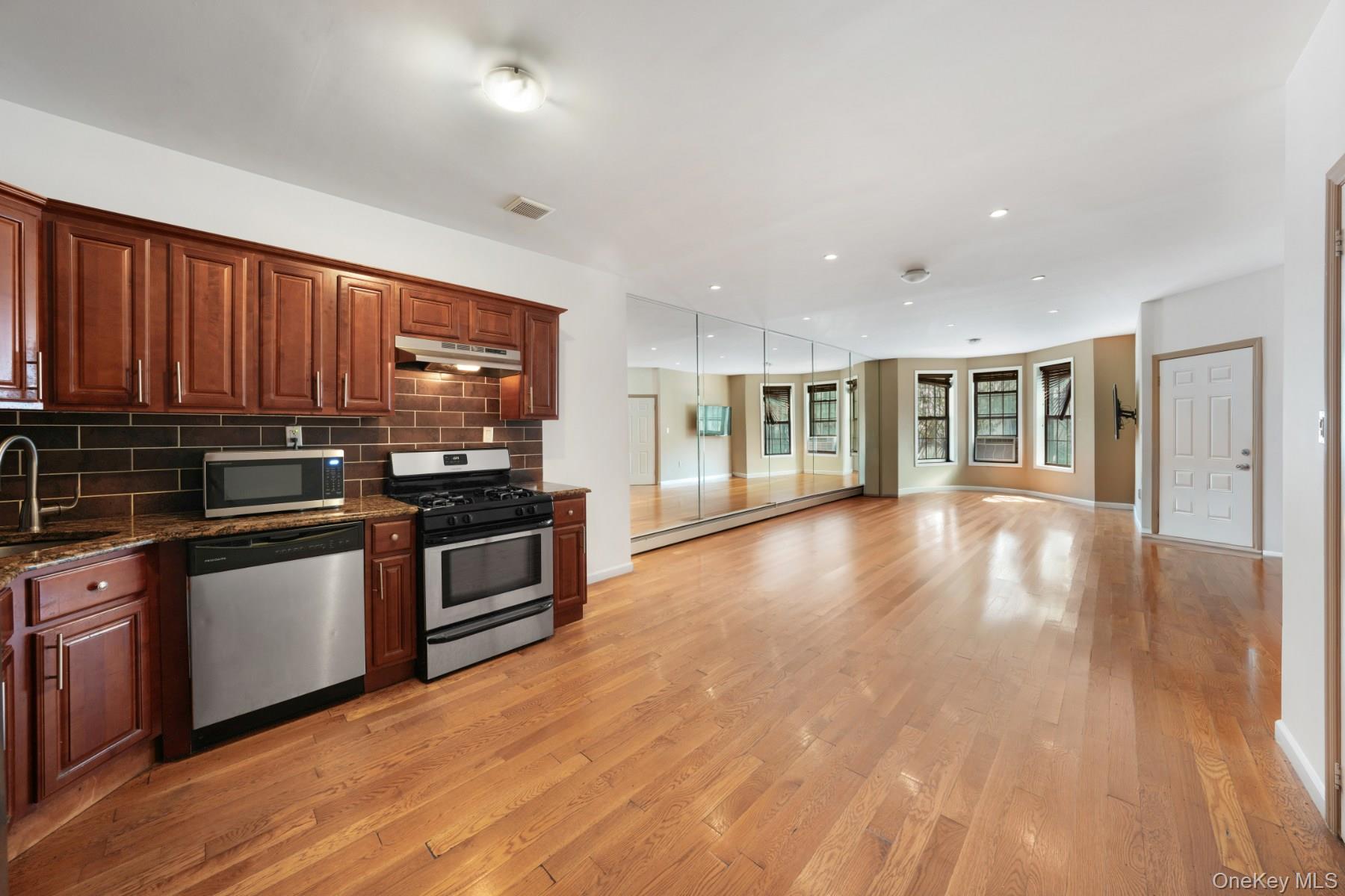 479 Bainbridge Street Property Photo 8