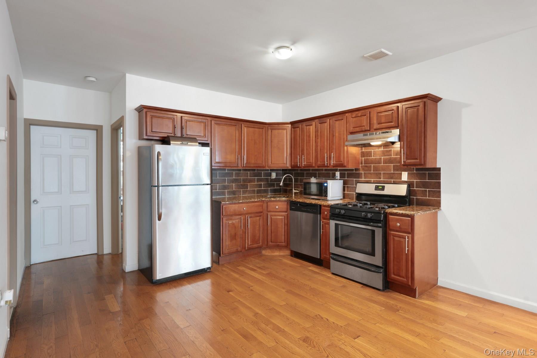 479 Bainbridge Street Property Photo 10