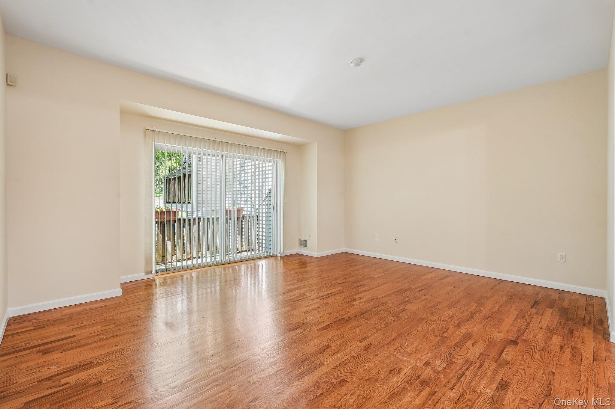212 Arlington Court Property Photo 6
