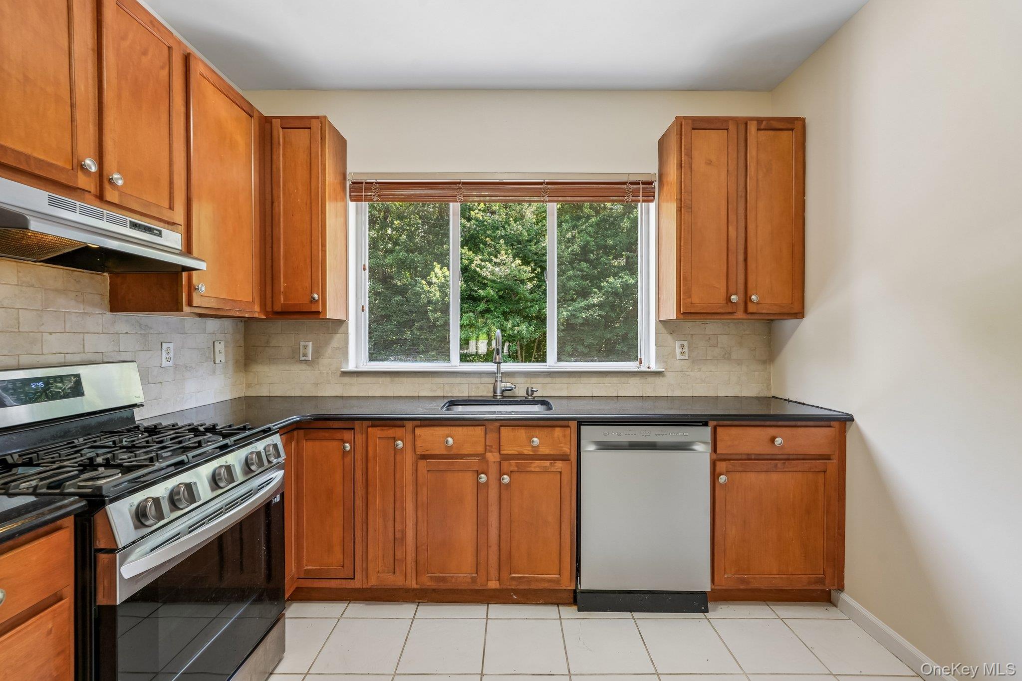 212 Arlington Court Property Photo 15