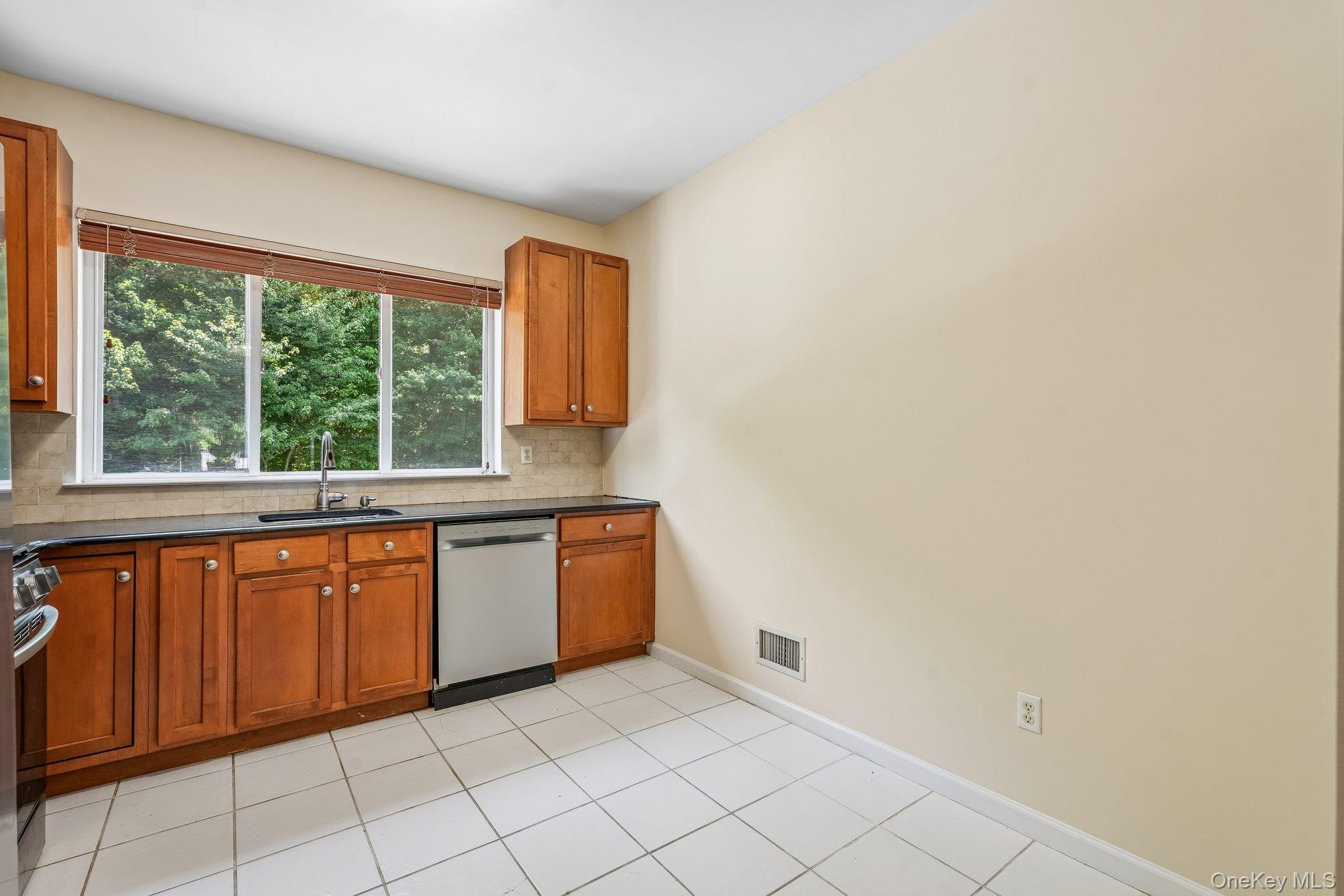212 Arlington Court Property Photo 16