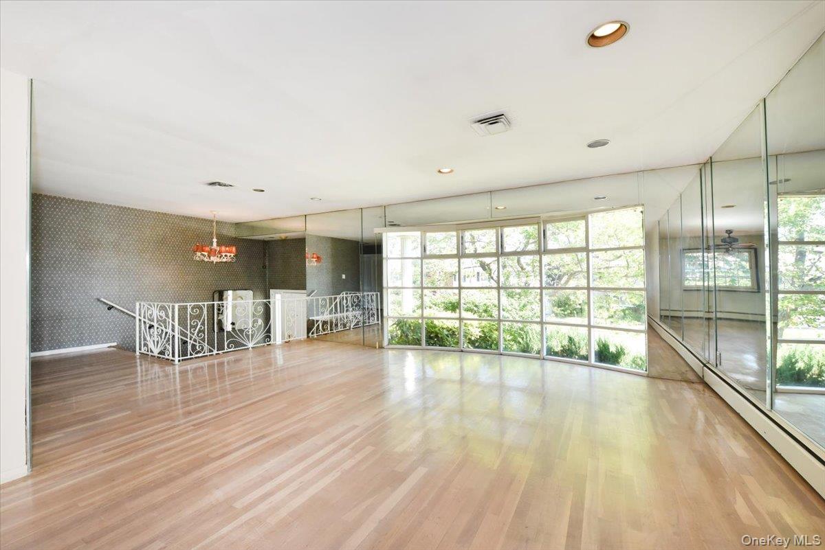 687 Golf Drive Property Photo 6