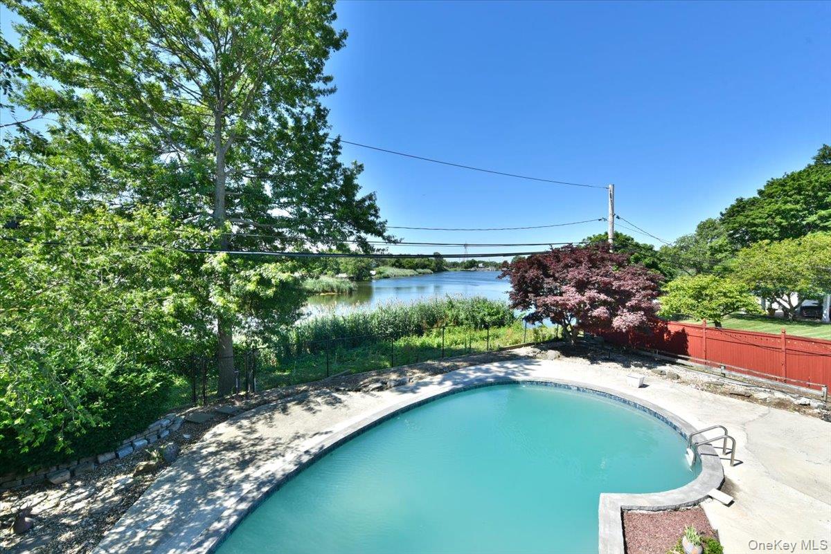 687 Golf Drive Property Photo 11
