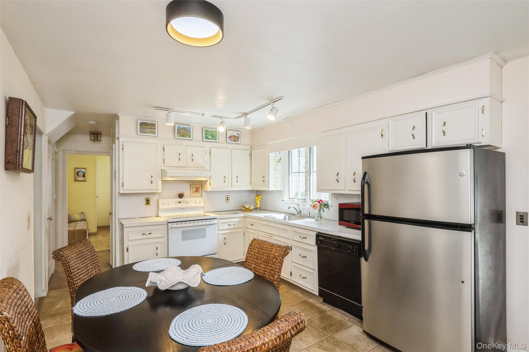 87 Center Street Property Photo 6