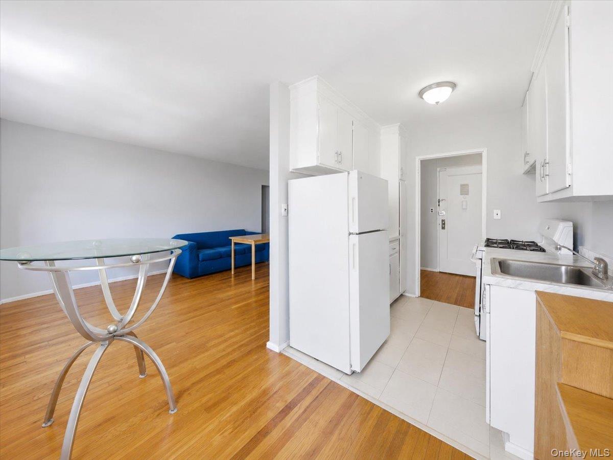 2630 Kingsbridge Terrace 3a Property Photo 5