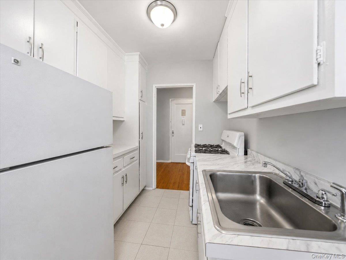 2630 Kingsbridge Terrace 3a Property Photo 6