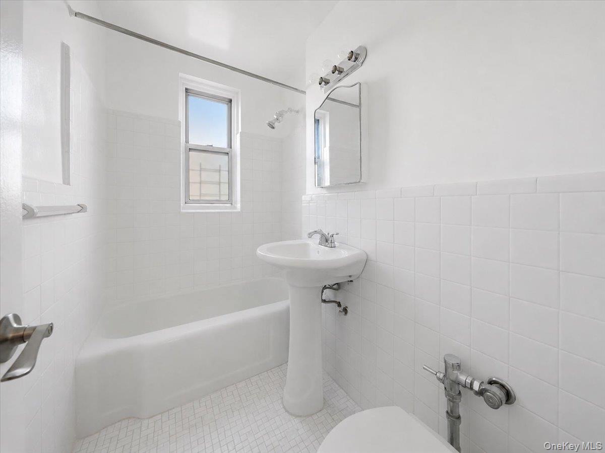 2630 Kingsbridge Terrace 3a Property Photo 12