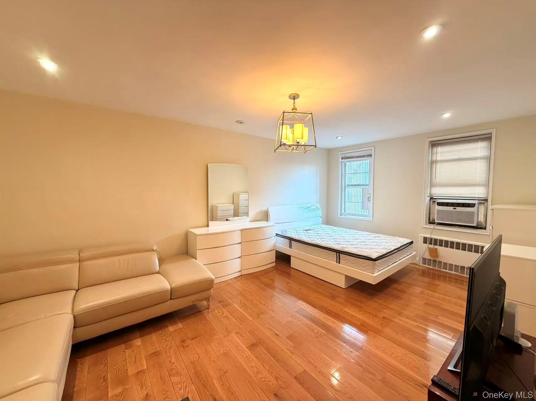 85-14 Broadway 3l Property Photo 2