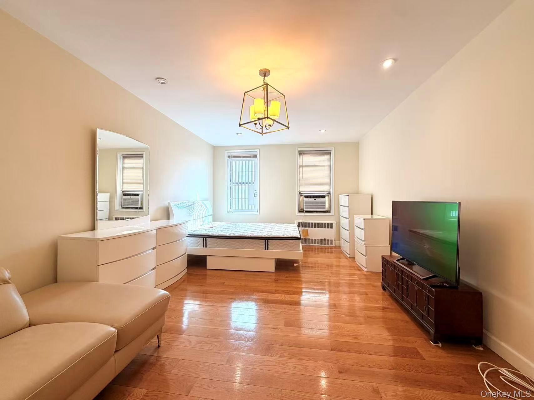 85-14 Broadway 3l Property Photo 3