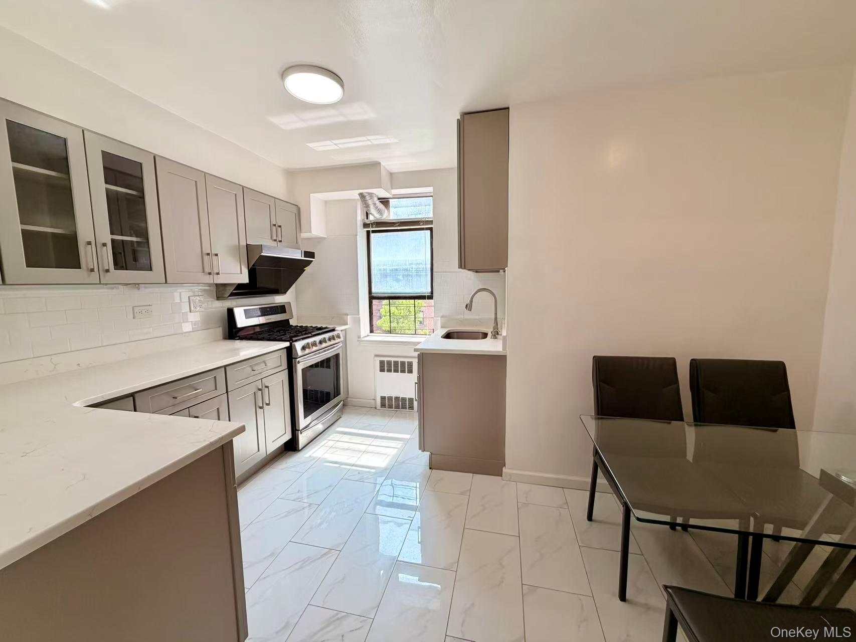 85-14 Broadway 3l Property Photo 6