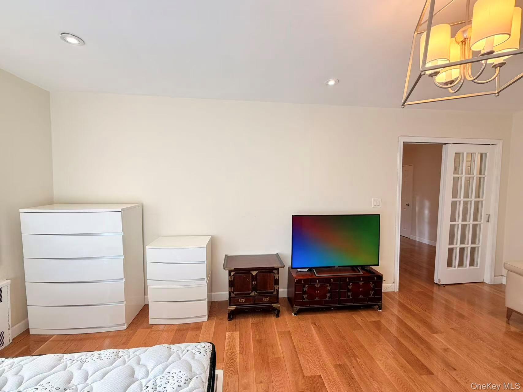 85-14 Broadway 3l Property Photo 7