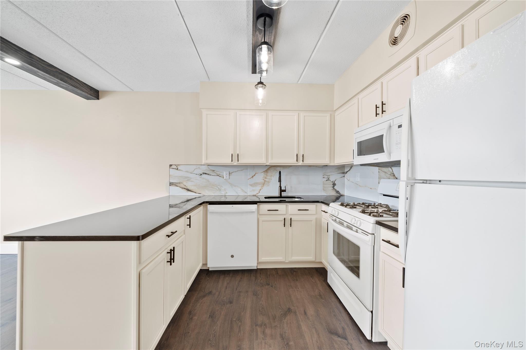 195 Beach 60th Street Property Photo 8