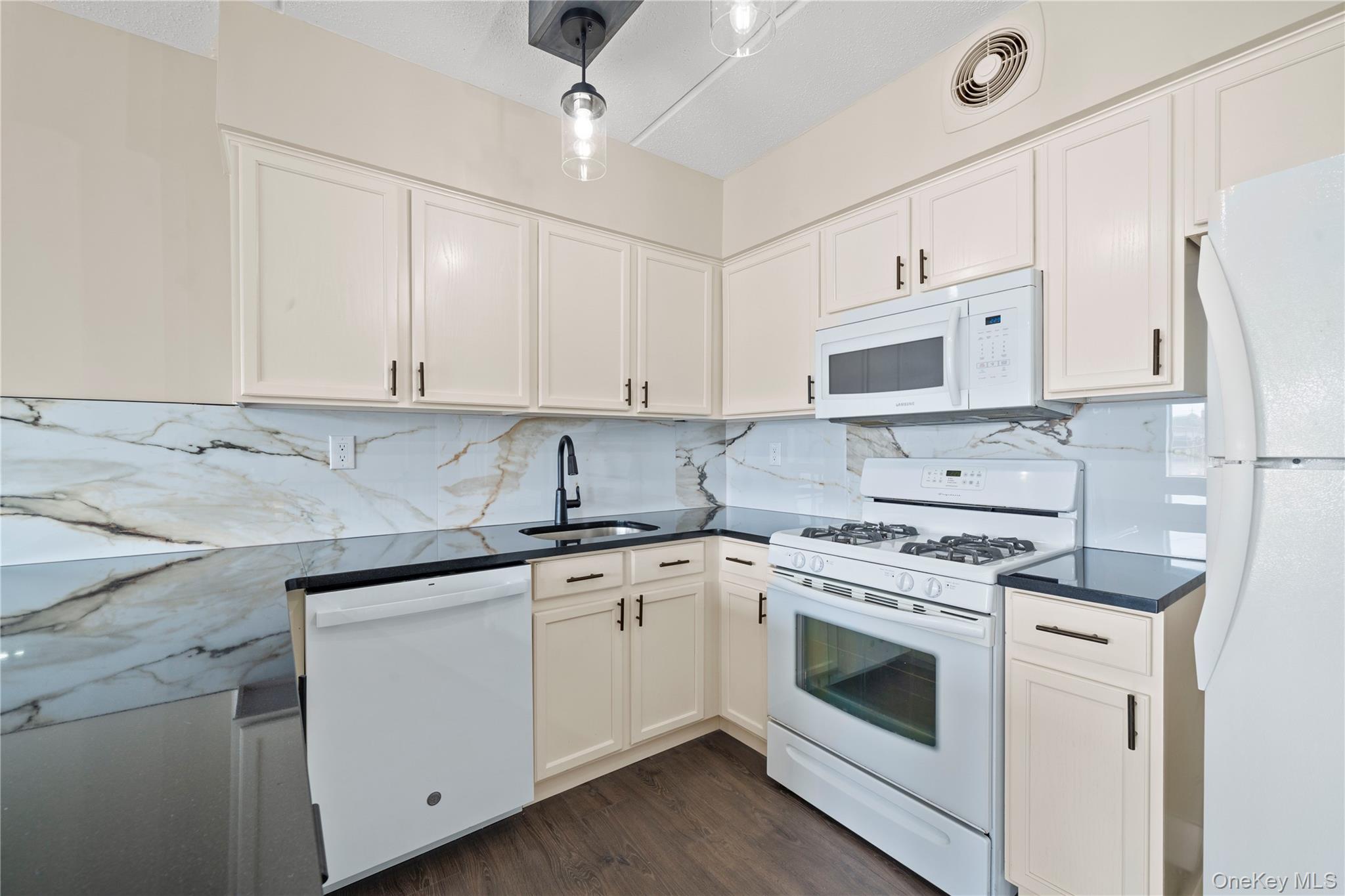 195 Beach 60th Street Property Photo 10
