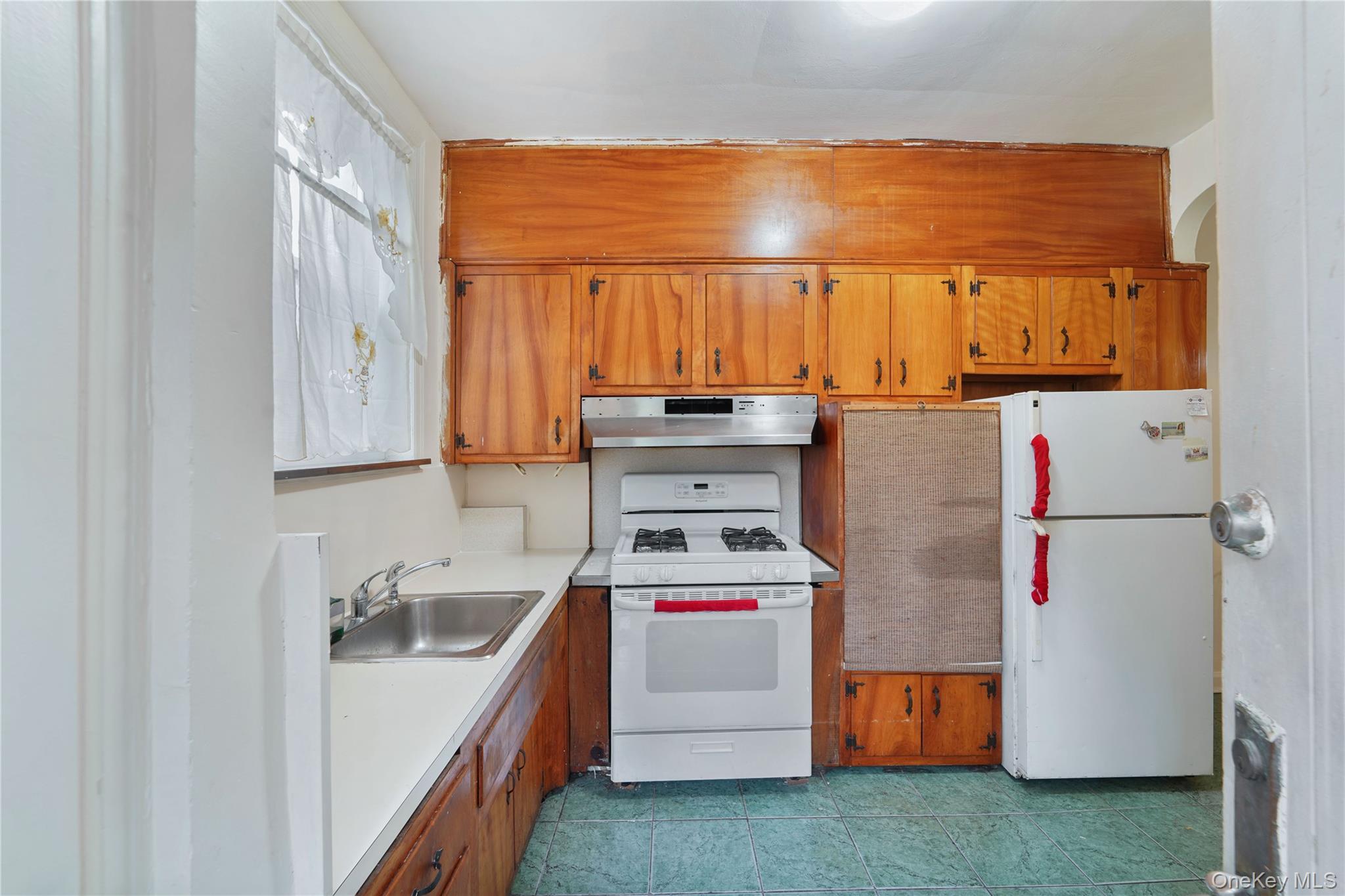 1402 E 37th Street Property Photo 6