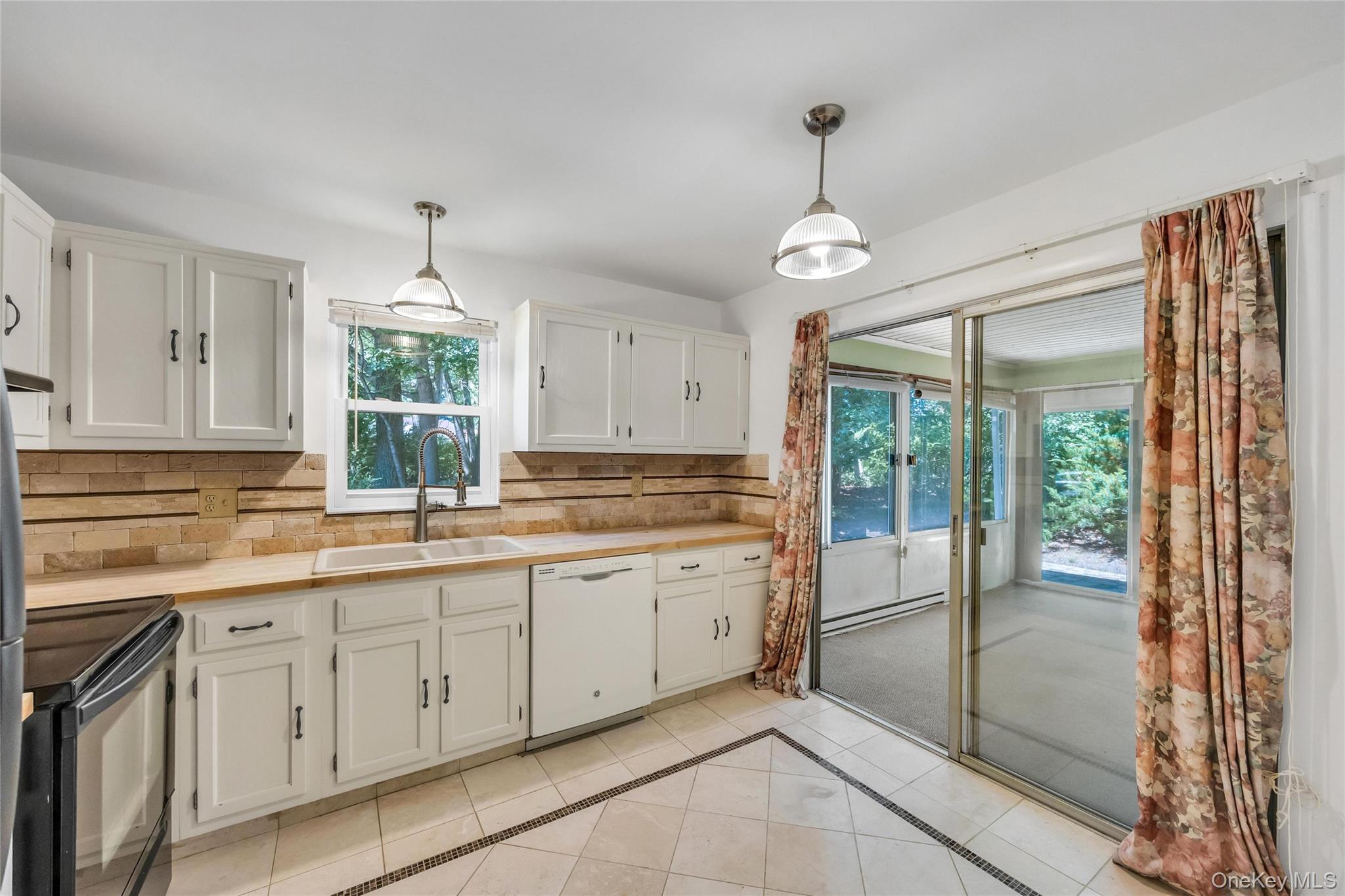 338 Edinburgh Drive Property Photo 6