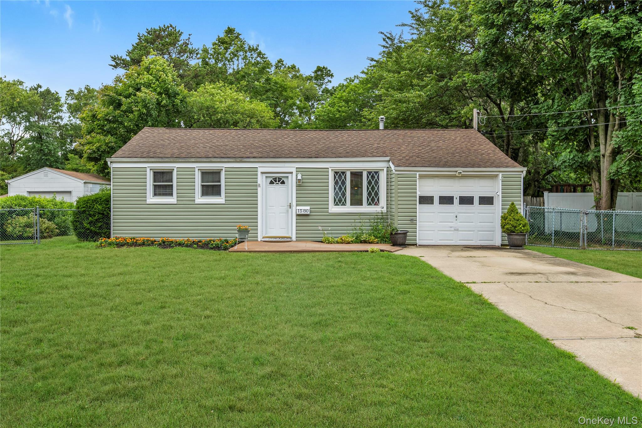 1580 N Gardiner Drive Property Photo 1