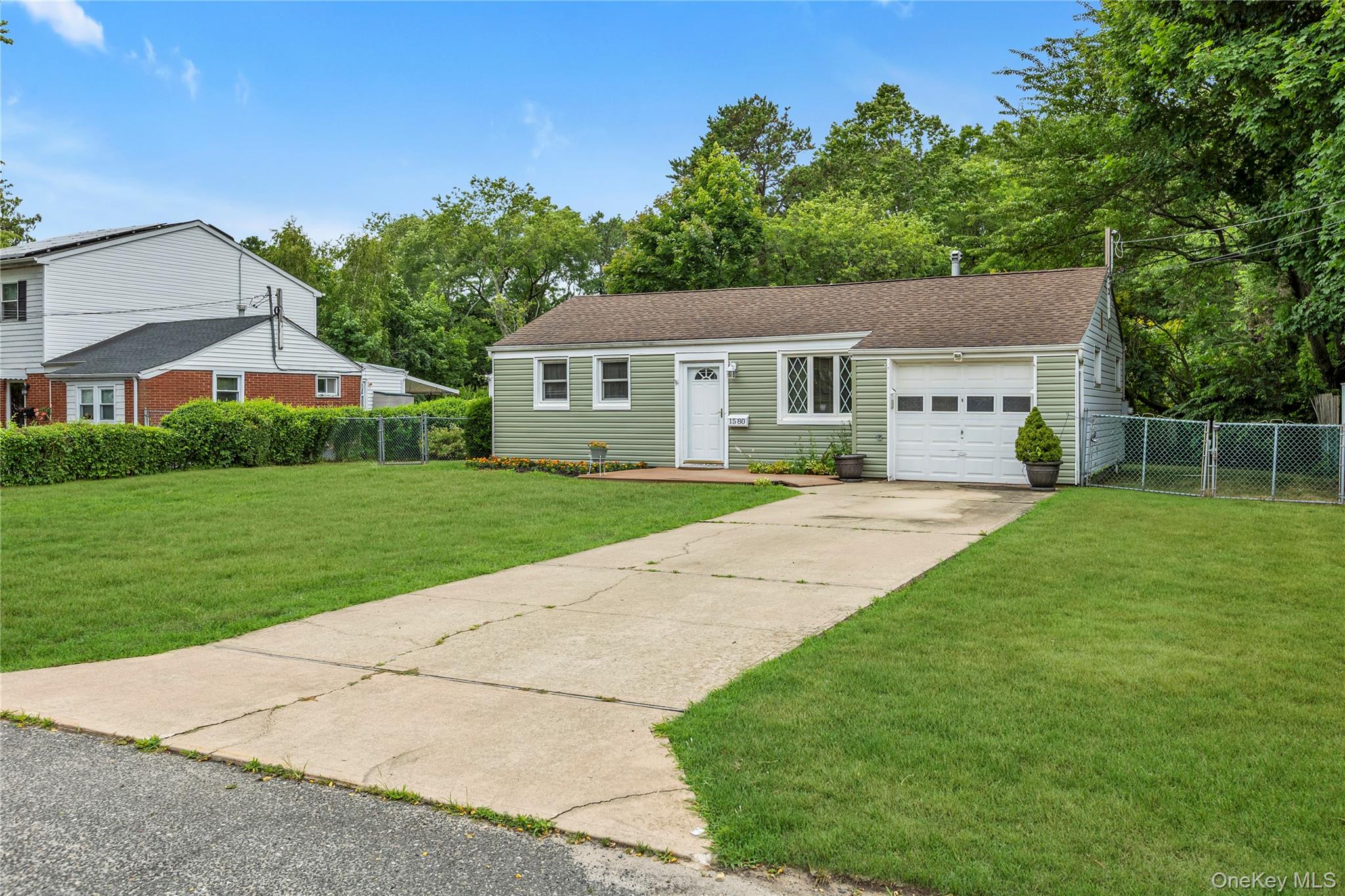 1580 N Gardiner Drive Property Photo 2