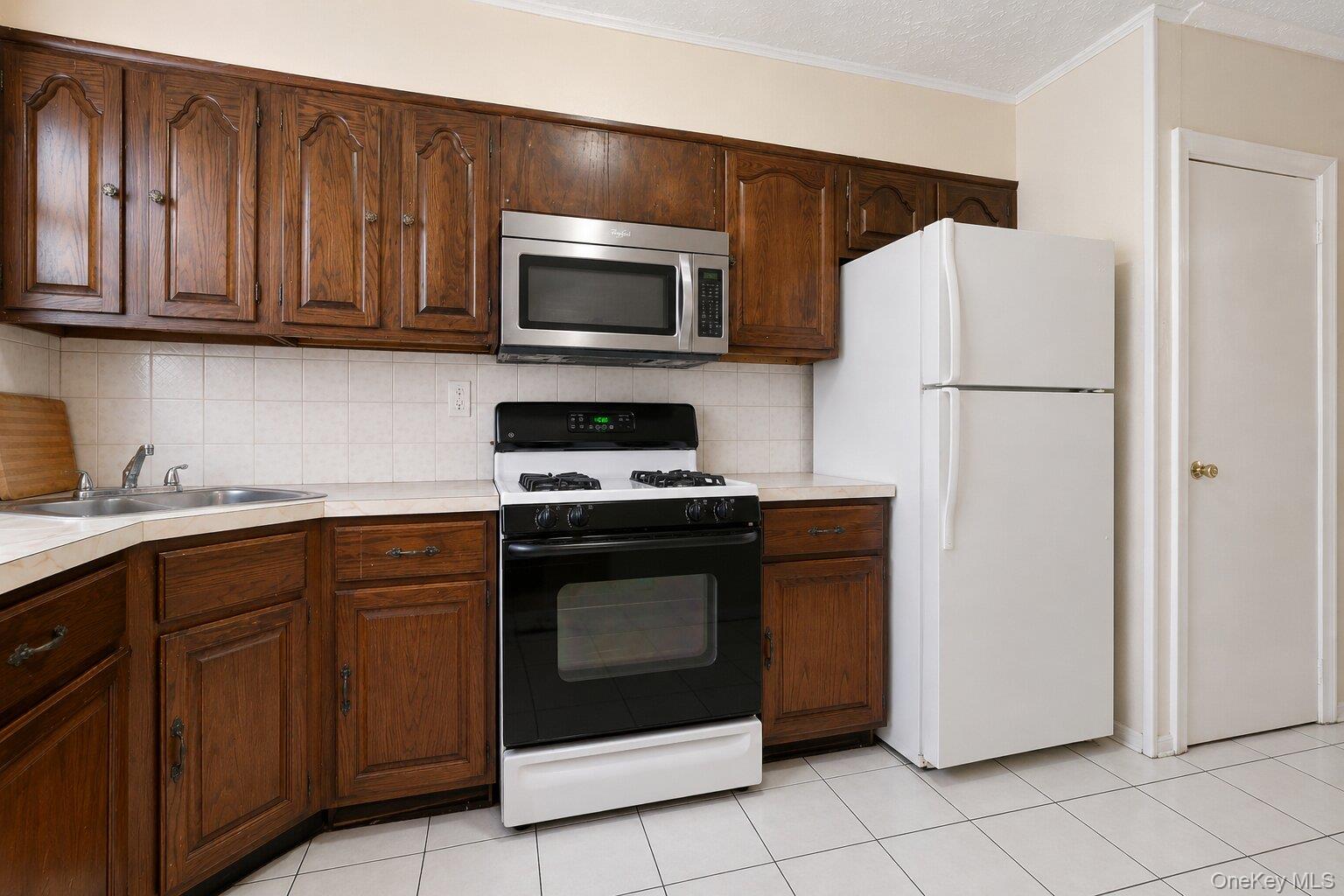 1074 Hart Street Property Photo 4
