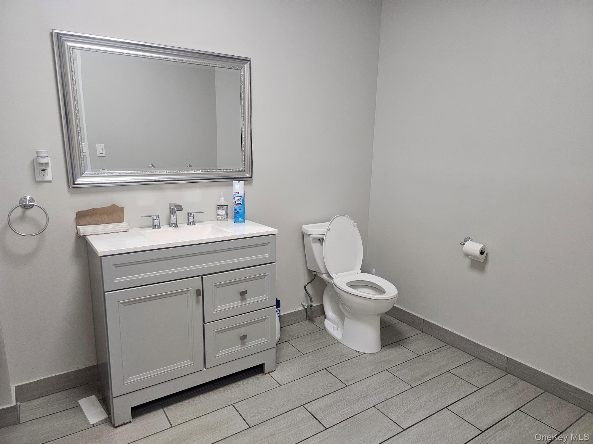 375 Deer Park Avenue Property Photo 7