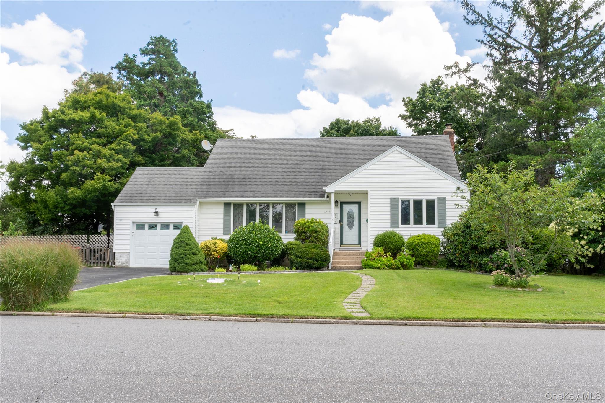 127 Suffolk Avenue Property Photo 1