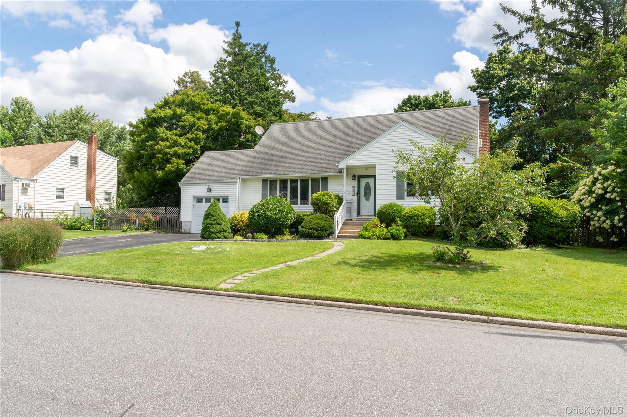 127 Suffolk Avenue Property Photo 2