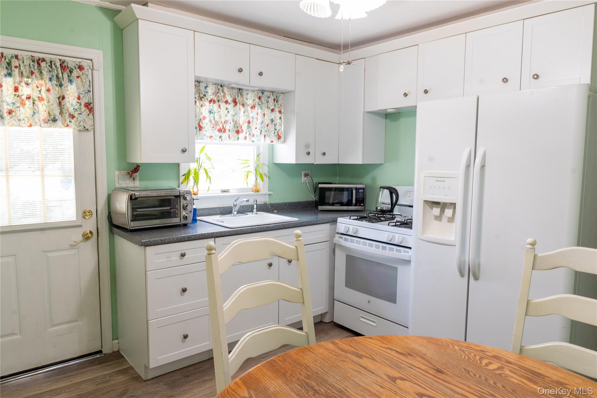127 Suffolk Avenue Property Photo 8