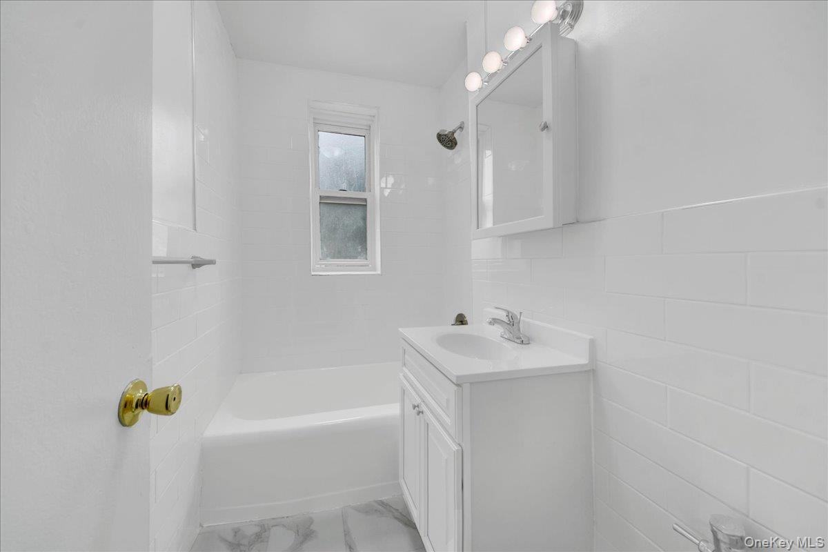 2630 Kingsbridge Terrace 3q Property Photo 11