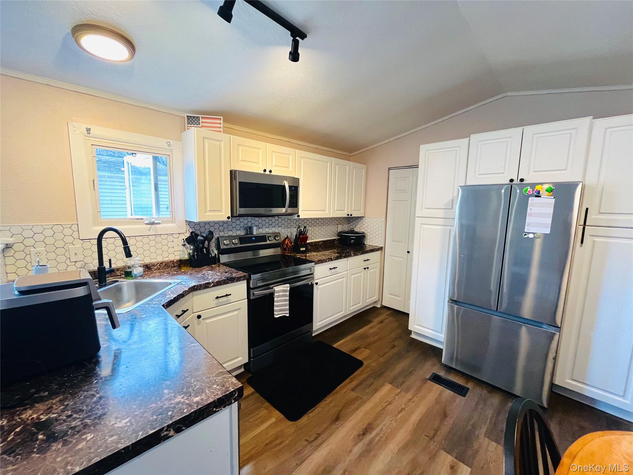 723 Beekman Road 42 Property Photo 9