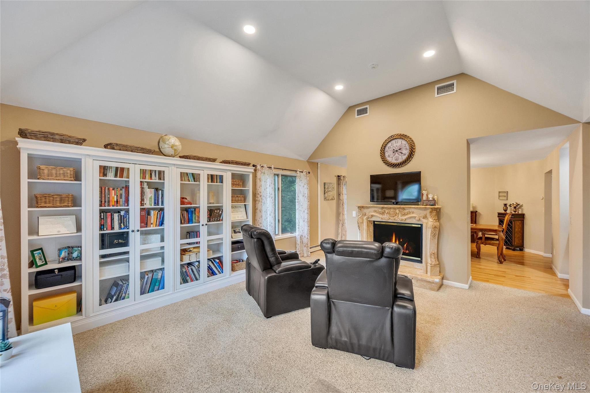 275 S Gillette Avenue Property Photo 10