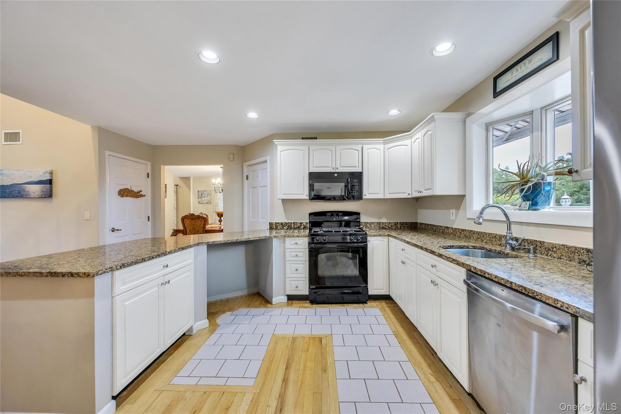 275 S Gillette Avenue Property Photo 13