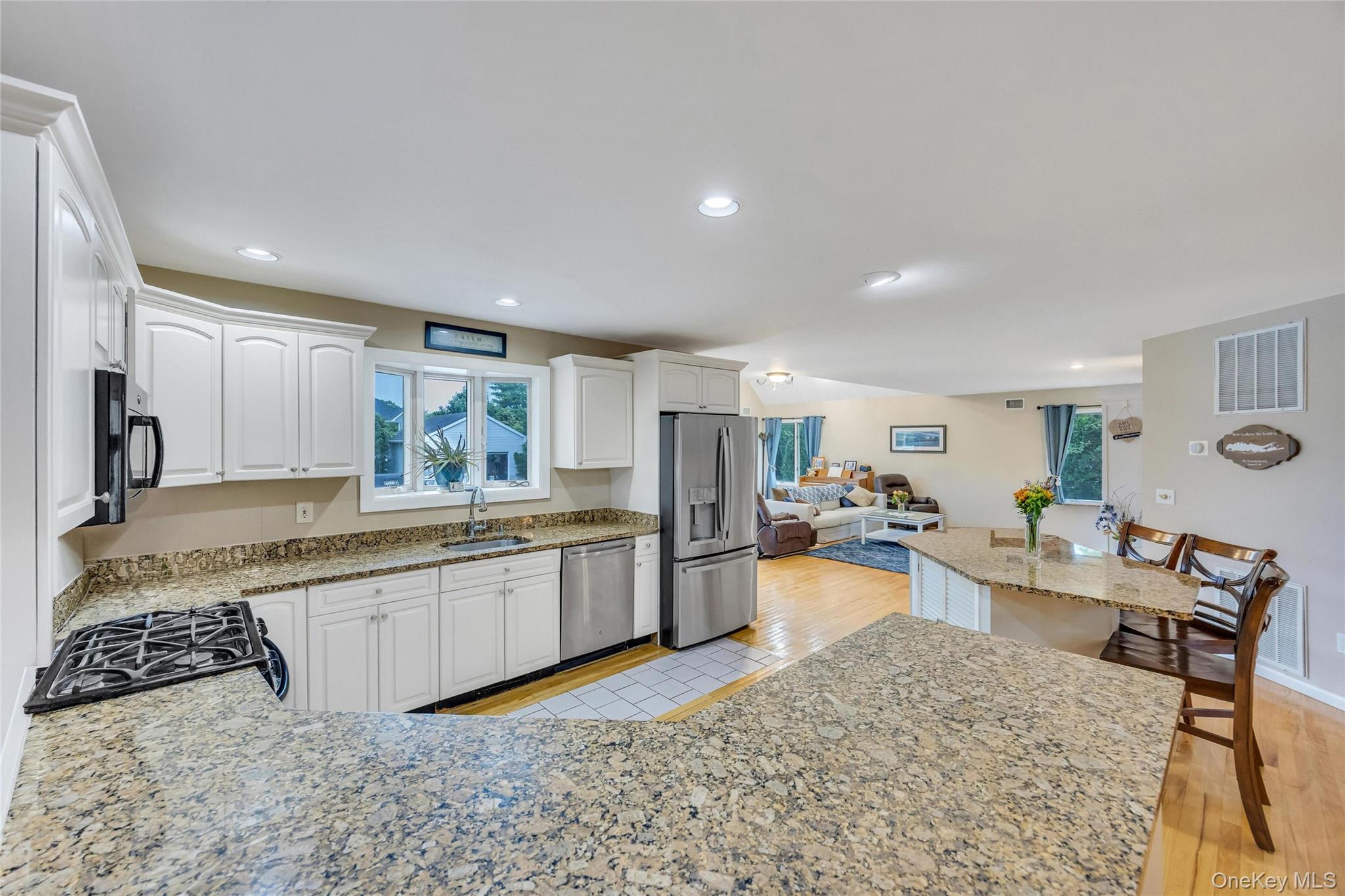 275 S Gillette Avenue Property Photo 15