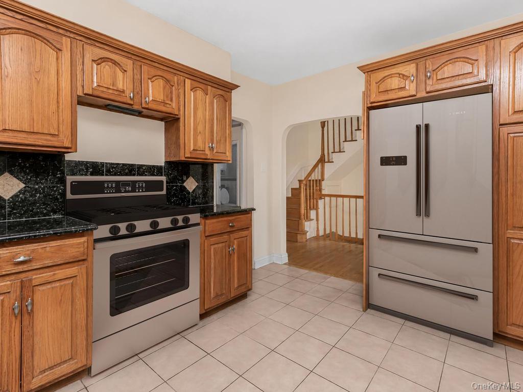 4004 Rombouts Avenue Property Photo 8