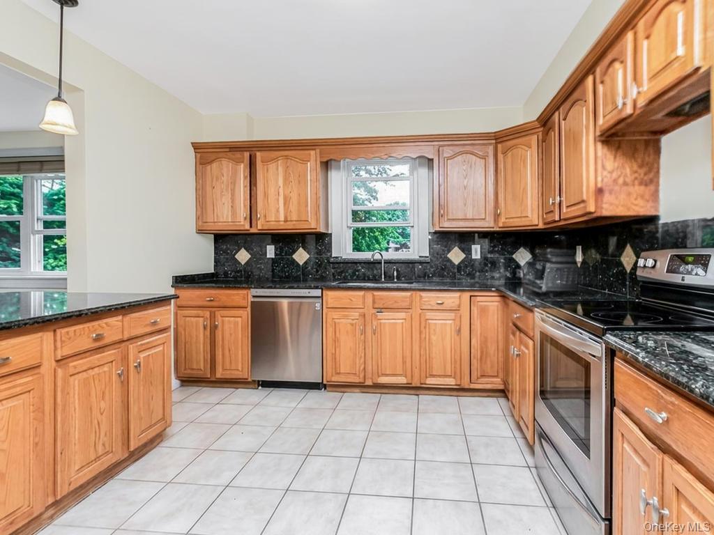 4004 Rombouts Avenue Property Photo 9