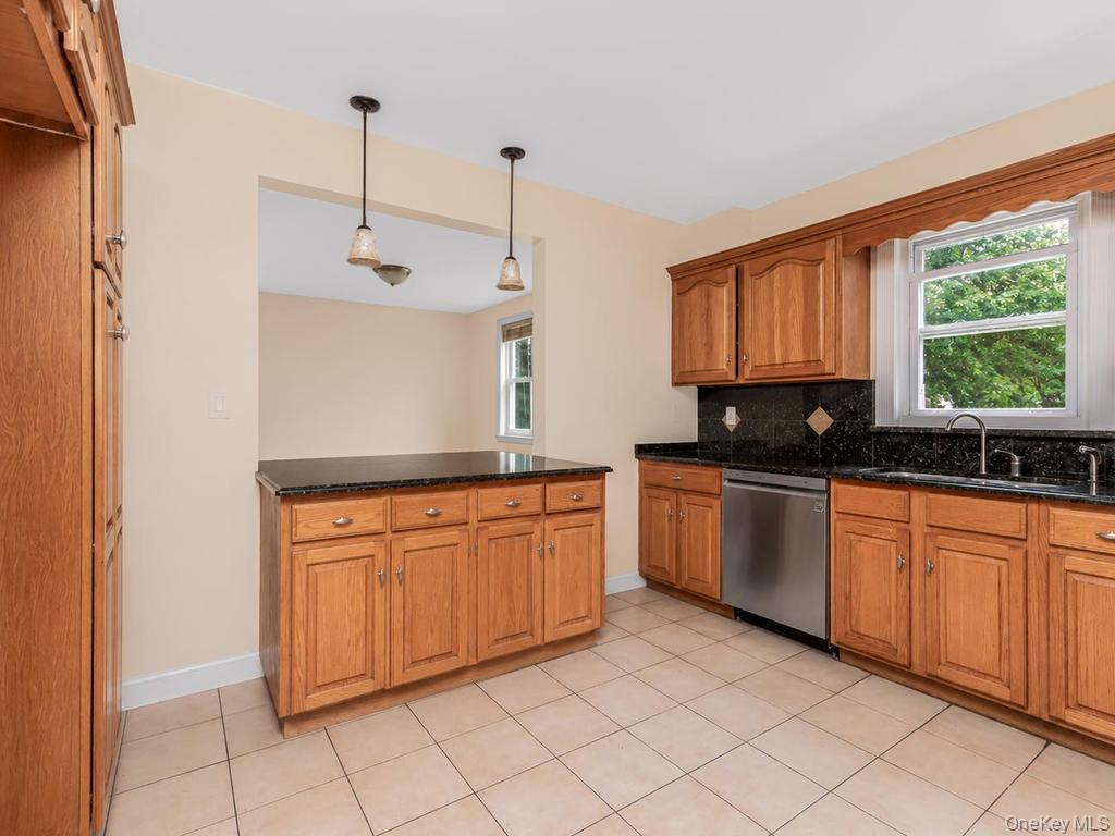 4004 Rombouts Avenue Property Photo 10
