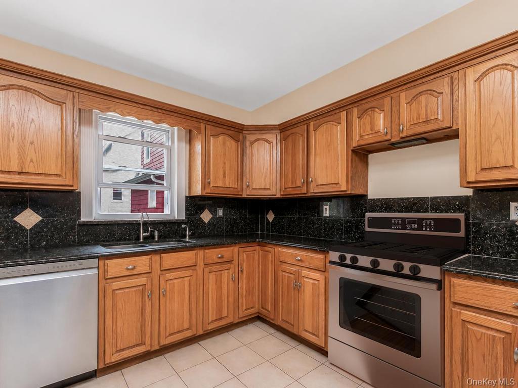 4004 Rombouts Avenue Property Photo 11