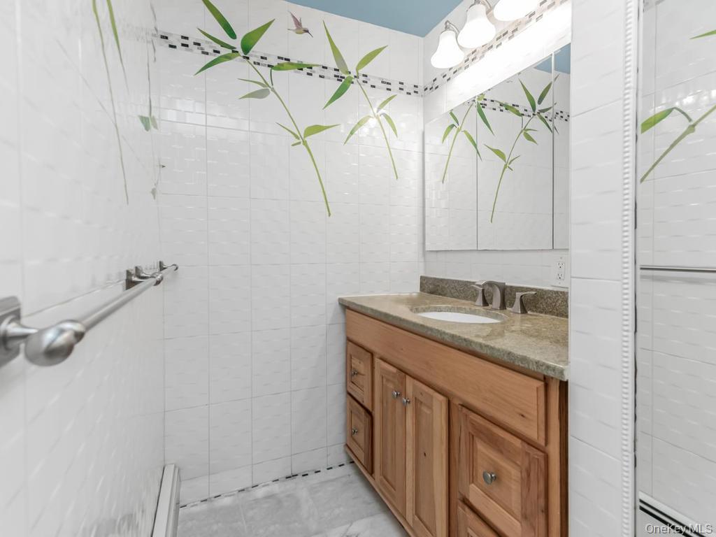 4004 Rombouts Avenue Property Photo 16
