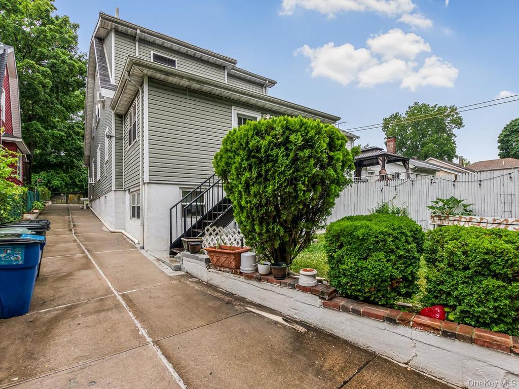 4004 Rombouts Avenue Property Photo 36