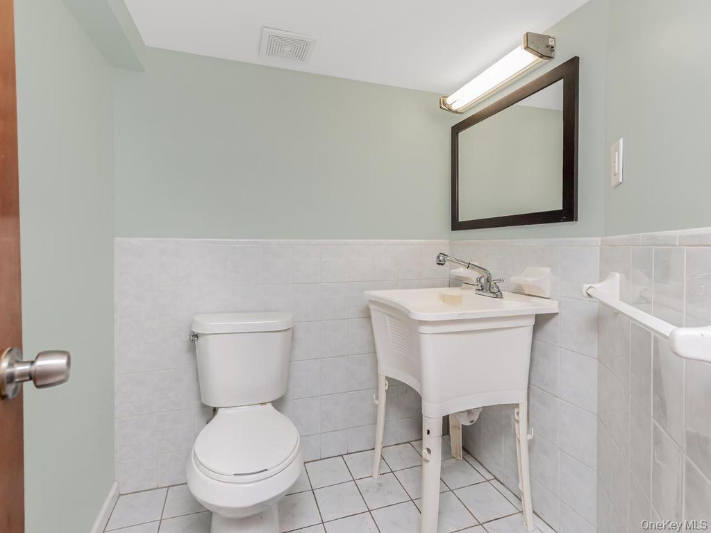 4004 Rombouts Avenue Property Photo 38