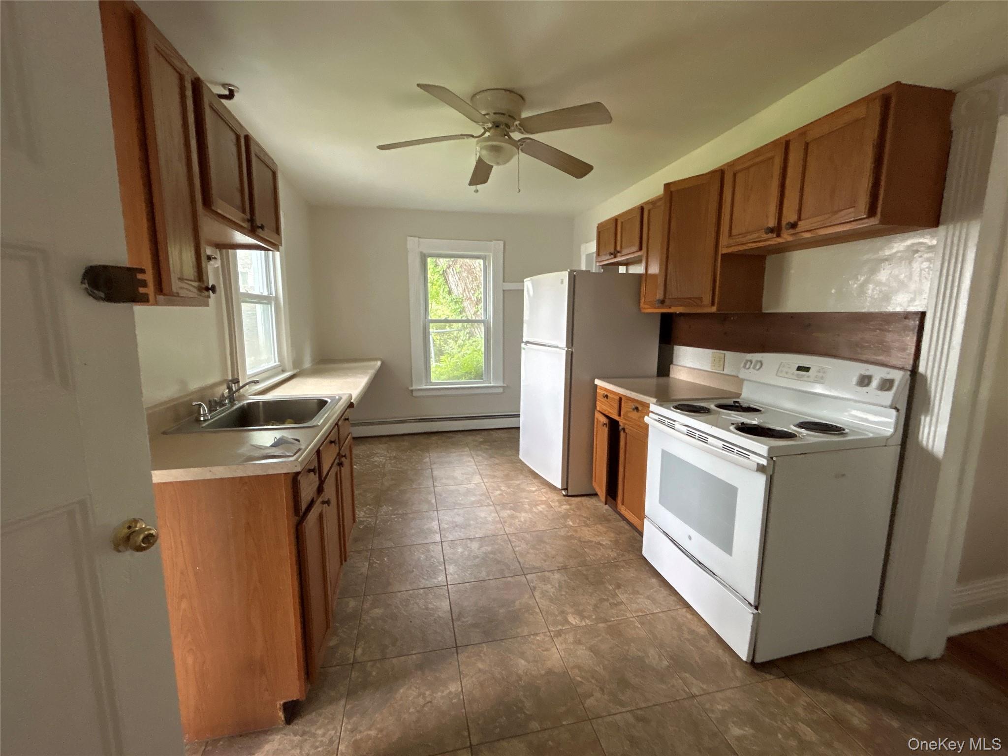 5851 S Elm Avenue Property Photo 6