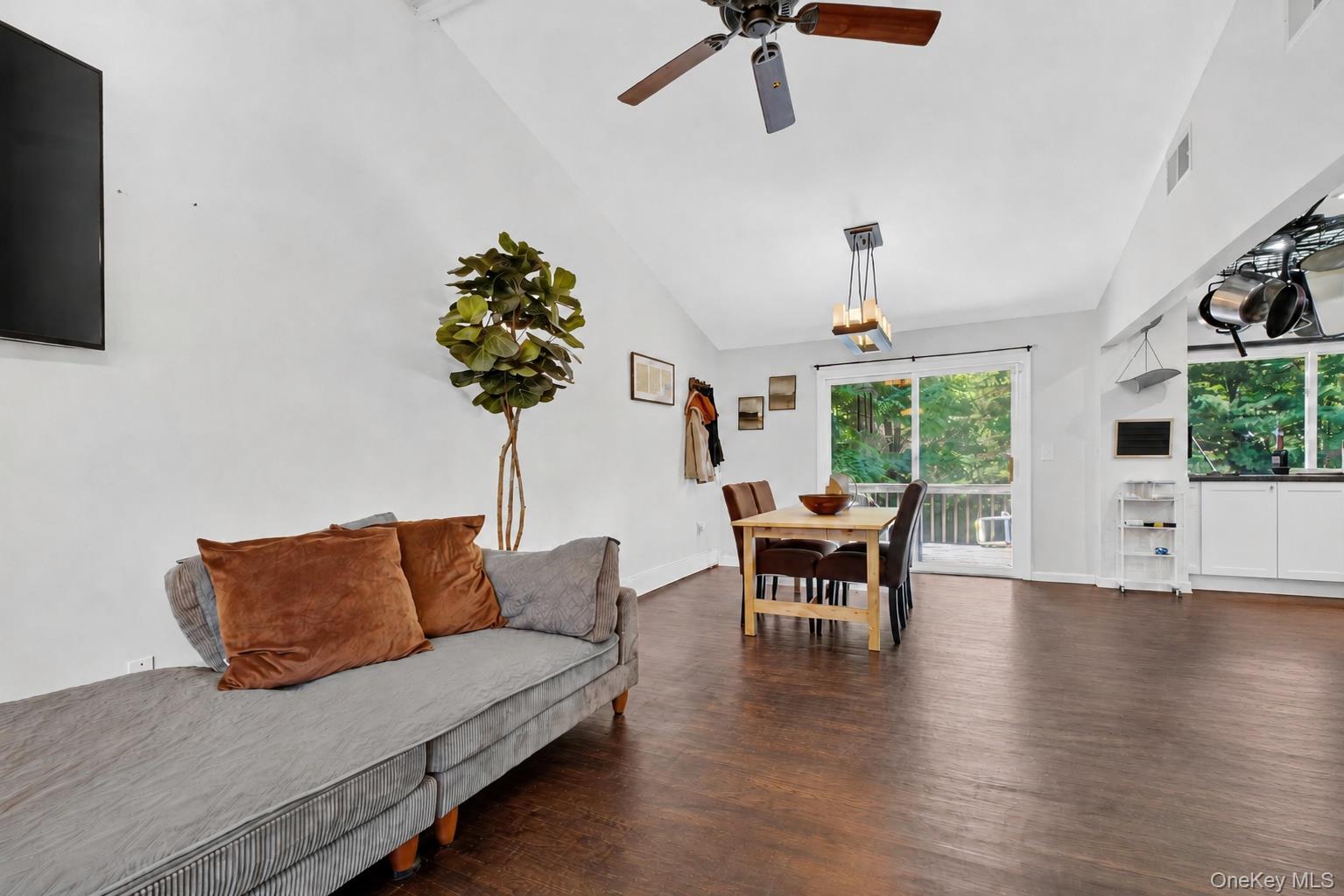 92 Boulevard Property Photo 8