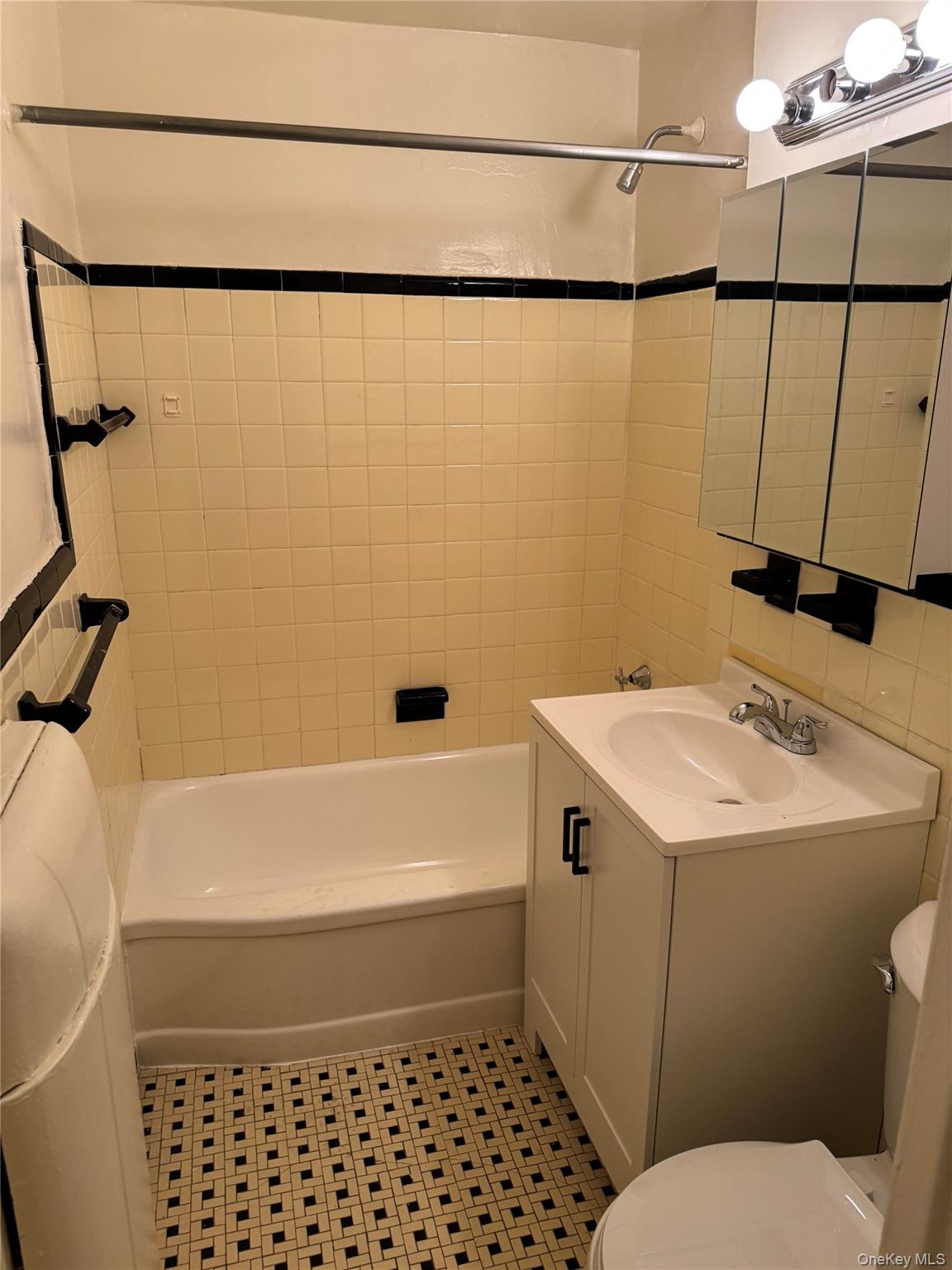 9834 63rd Drive 2j Property Photo 3