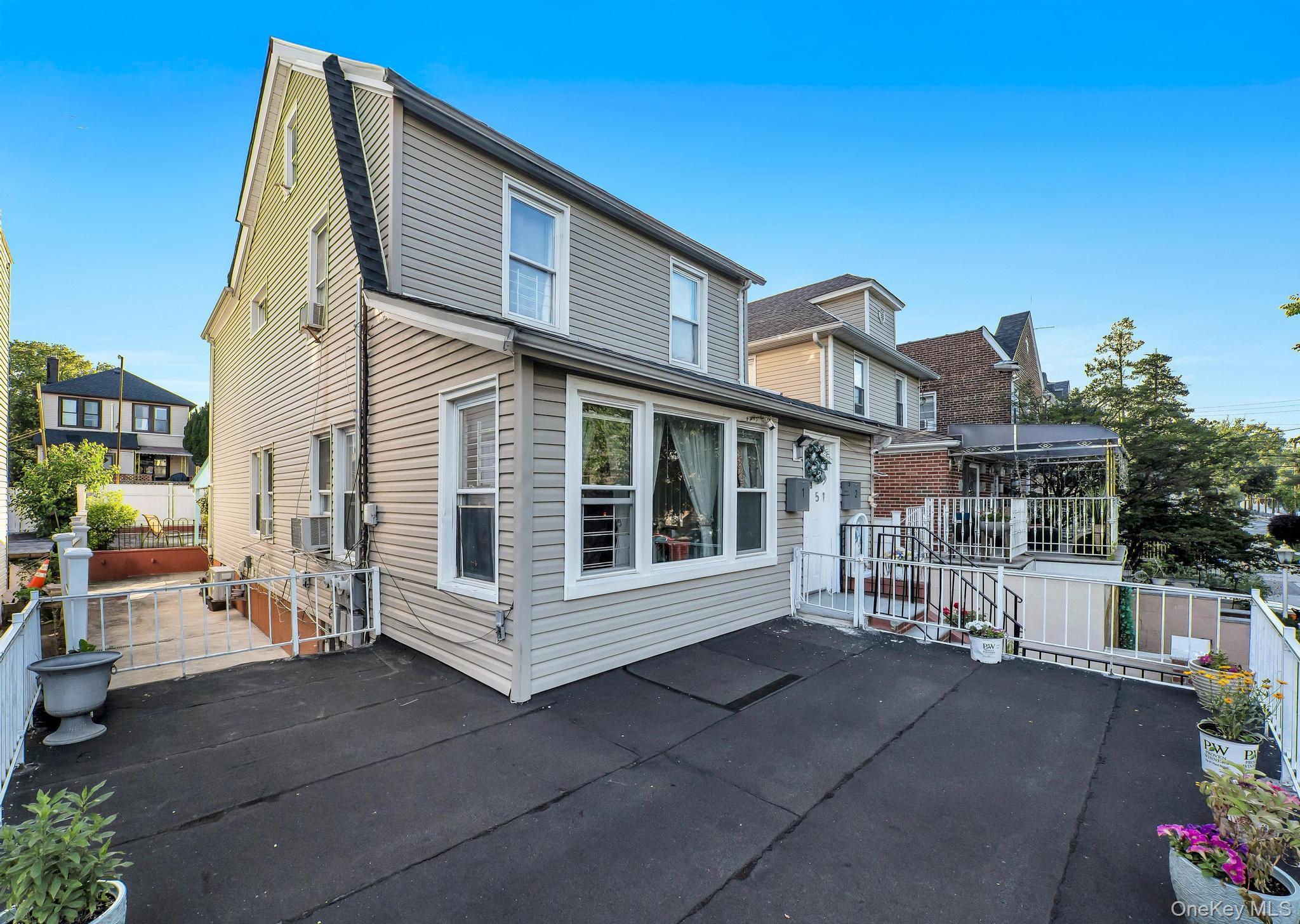 1651 Hering Avenue Property Photo 3