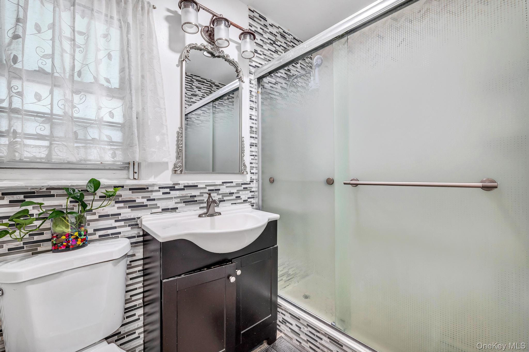1651 Hering Avenue Property Photo 19