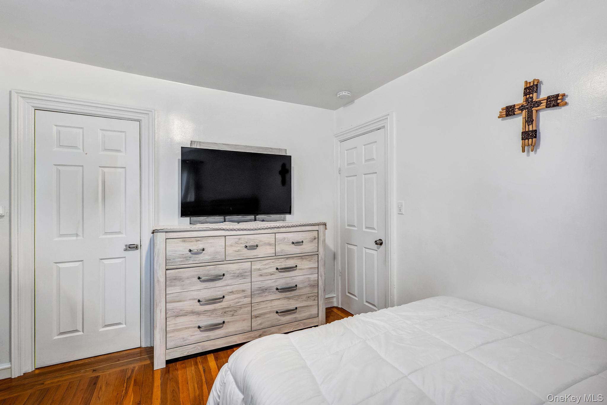 1651 Hering Avenue Property Photo 24