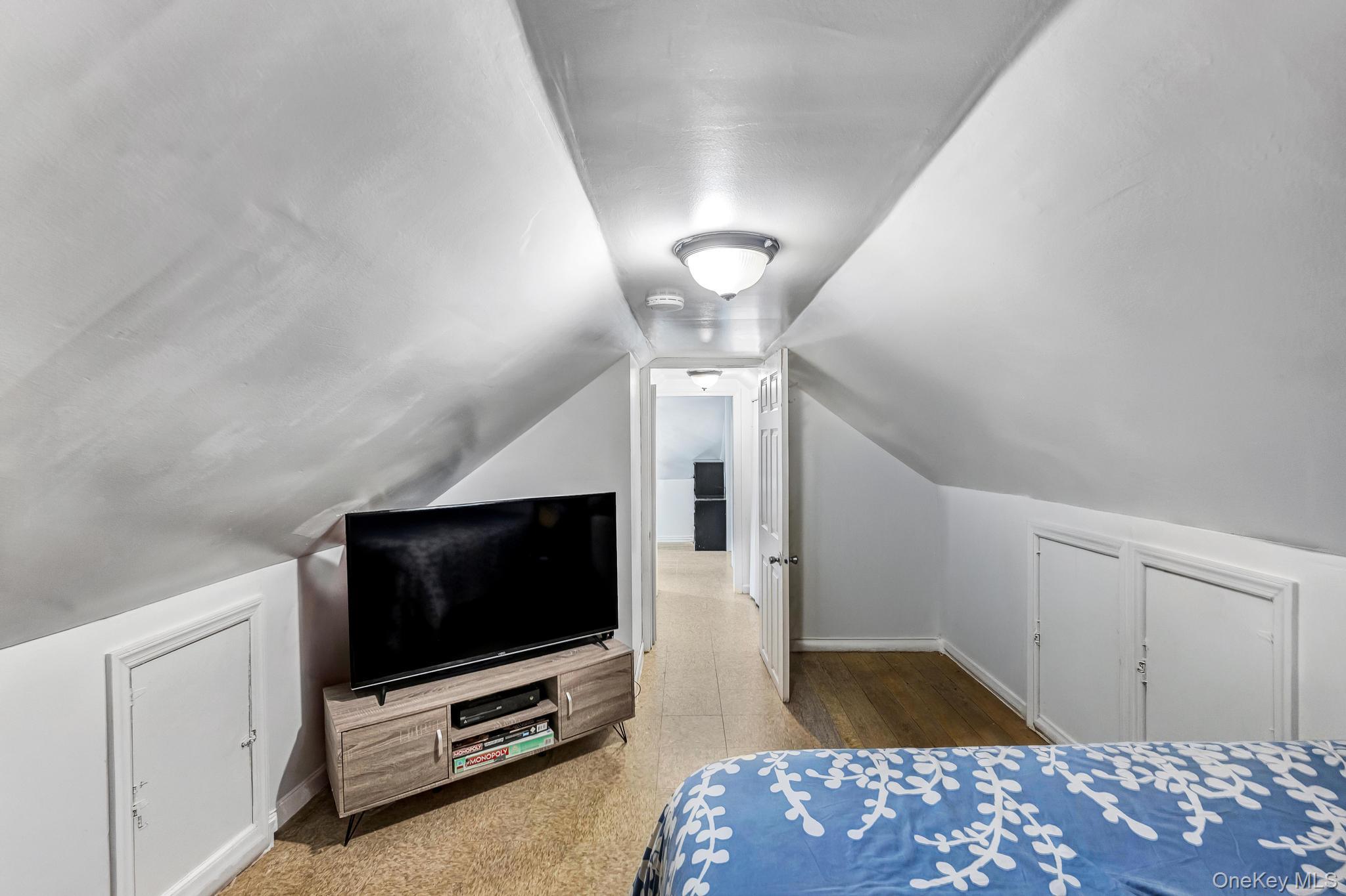 1651 Hering Avenue Property Photo 33