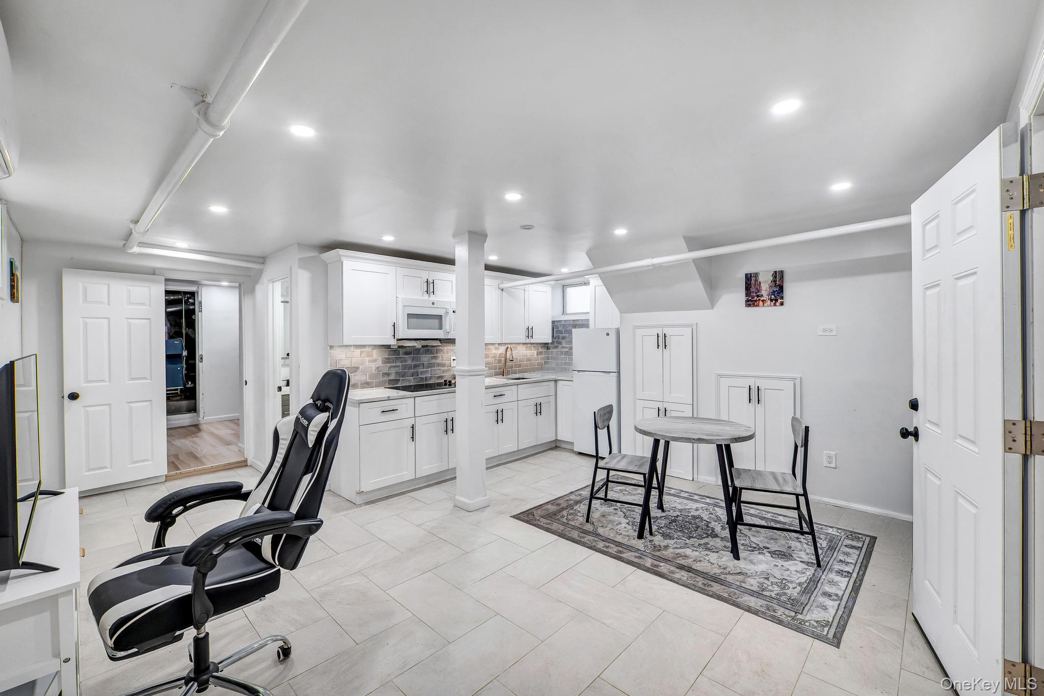 1651 Hering Avenue Property Photo 37